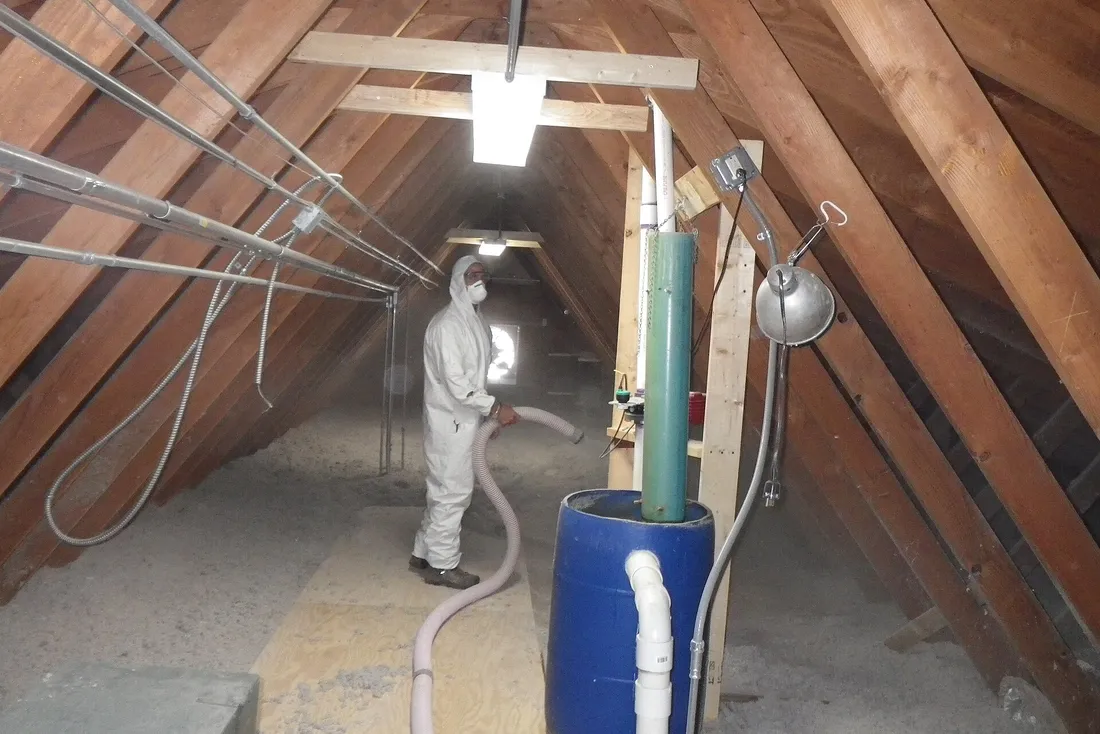 Ouate de cellulose soufflée dans des combles perdus (Genilac, Loire)