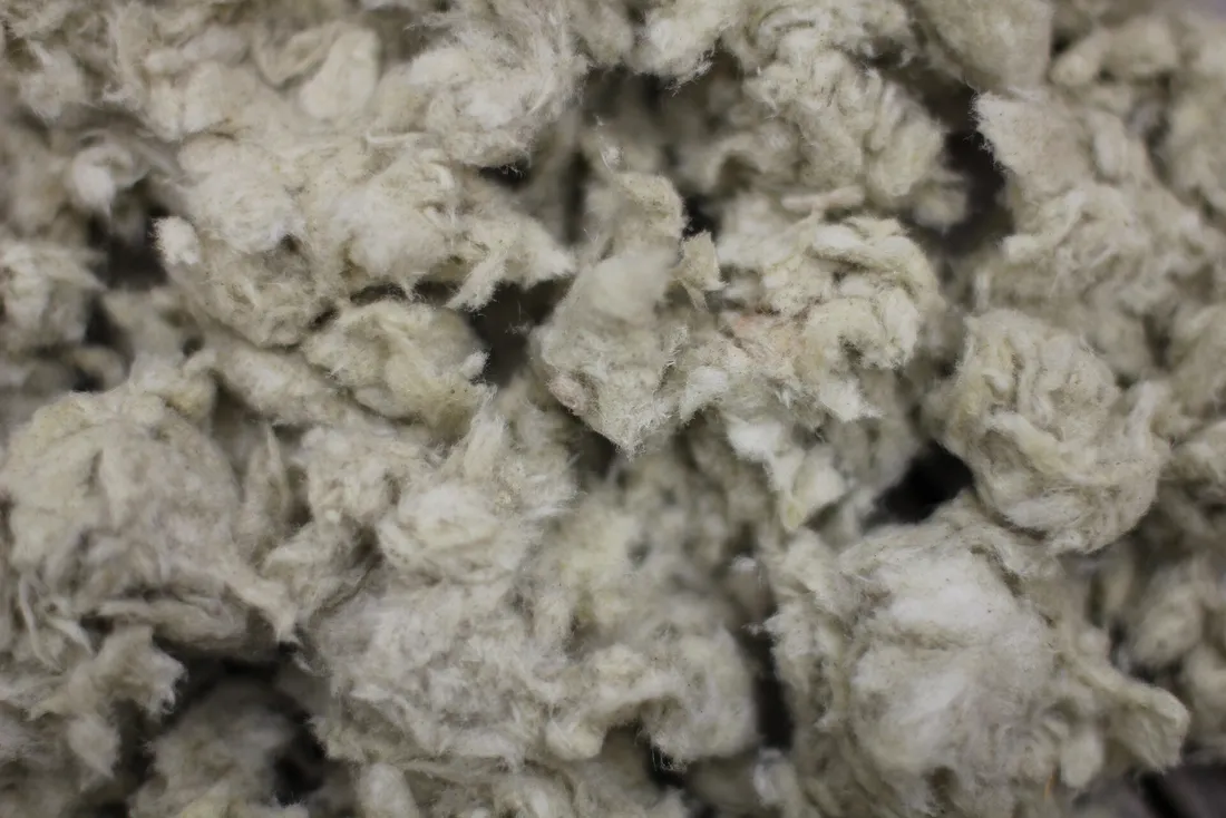 Laine de roche en flocons, prête à être soufflée (Cotignac, Var)