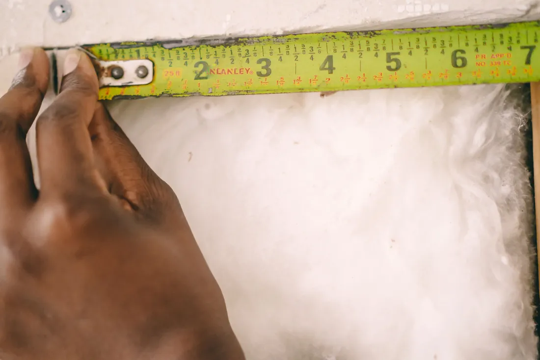 Contrôle de l'épaisseur de l'isolant au mètre ruban (Le Mené, Côtes-d'Armor)