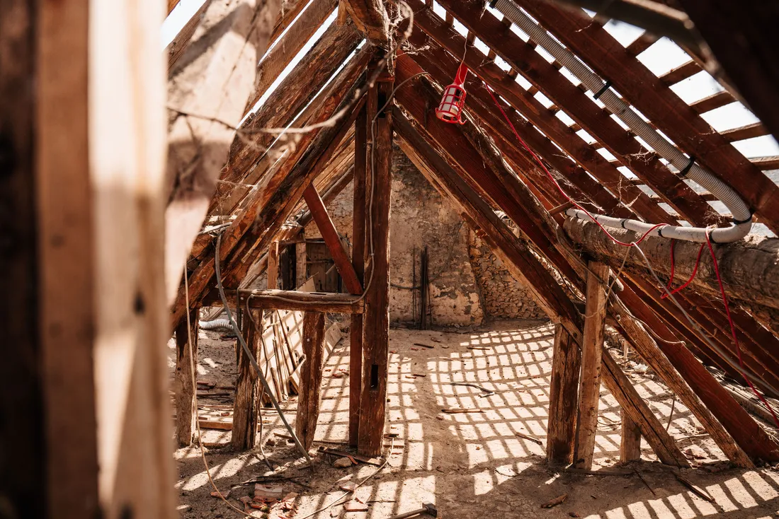 Combles non isolés : charpente et plancher à nu avant travaux (Aveize, Rhône)