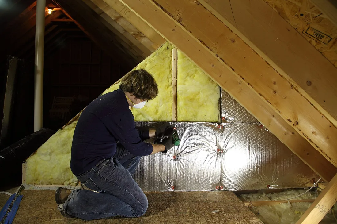 Laine de verre posée entre les chevrons, sous les rampants (Pollestres, Pyrénées-Orientales)