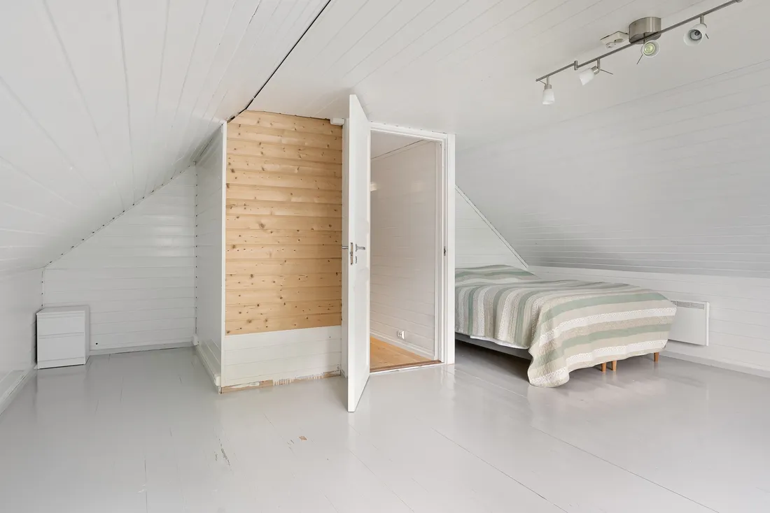Combles aménagés en chambre, rampants habillés de lambris blanc (Poiroux, Vendée)